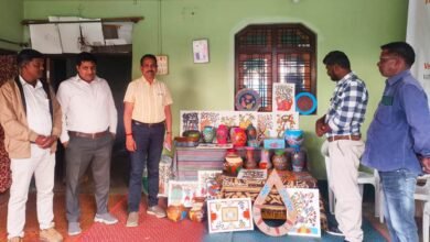 Photo of पाटनगढ़ में गोंड चित्रकला की गूँज; नेशनल डिजाइन सेंटर की कार्यशाला का अधिकारियों ने किया अवलोकन