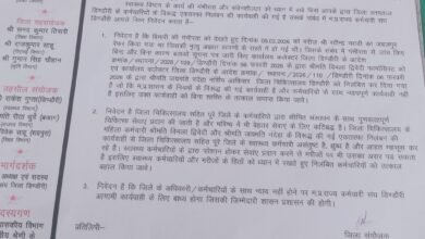 Photo of निलंबन के खिलाफ लाम बंद हुए जिला चिकित्सालय के स्वास्थ्य कर्मी – बिना शास्ति बहाली की मांग