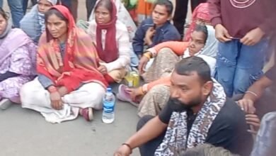 Photo of लापरवाही की इंतिहा: खाली सिलेंडरों के भरोसे रेफर किया मरीज, बीच सड़क पर मौत के बाद परिजनों का हंगामा