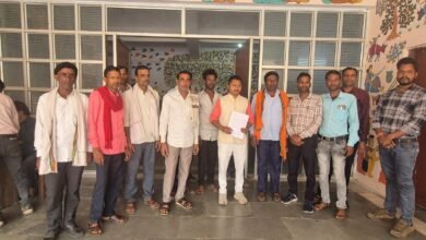 Photo of मारगांव स्कूल की बदहाली: भवन तोड़ा, पर नया बनाना भूले; 2 किमी पैदल चलकर जान जोखिम में डाल रहे मासूम