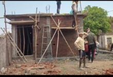 Photo of बिना बीम के करवा दी छत की ढलाई,गजब की इंजीनियरिंग-SMC और संबंधित शिक्षक को जारी हुए नोटिस