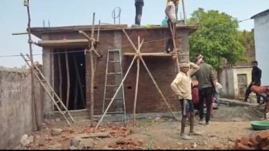 Photo of बिना बीम के करवा दी छत की ढलाई,गजब की इंजीनियरिंग-SMC और संबंधित शिक्षक को जारी हुए नोटिस