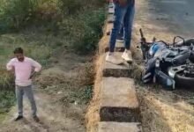 Photo of बाइक चालक पुलिया से नीचे गिरा: सिर फटा,जनसंपर्क के ड्राइवर और कर्मचारियों ने की मदद,भिजवाया अस्पताल