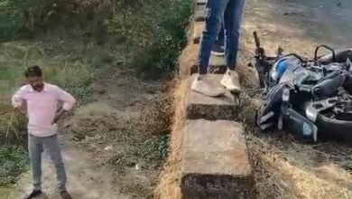 Photo of बाइक चालक पुलिया से नीचे गिरा: सिर फटा,जनसंपर्क के ड्राइवर और कर्मचारियों ने की मदद,भिजवाया अस्पताल
