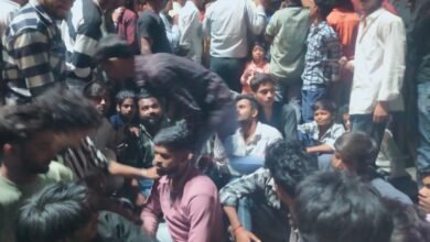 Photo of काली माता विसर्जन के दौरान हंगामा -जुलूस के सामने अंडा फेंकने से मचा बबाल  भीड़ को नियंत्रण करने पुलिस को करना पड़ा हल्का बल प्रयोग