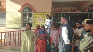 Photo of वेतन भुगतान को लेकर एकजुट हुए नगर परिषद के सफाई कर्मी कलेक्टर से मिलकर अपनी बात रखने की जिद