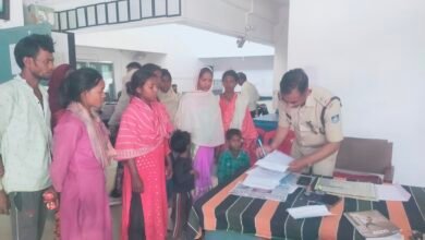 Photo of पुलिस और मीडिया के हस्तक्षेप से मिला मजदूरों को मेहनताना  हैदराबाद से लौटे मजदूर डिंडोरी में होते रहे भूखे प्यासे परेशान , मीडिया ने की मदद