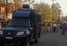 Photo of आगामी त्यौहारों को लेकर पुलिस अलर्ट, सुरक्षा व्यवस्था पुख्ता करने के लिए निकाला गया फ्लैग मार्च