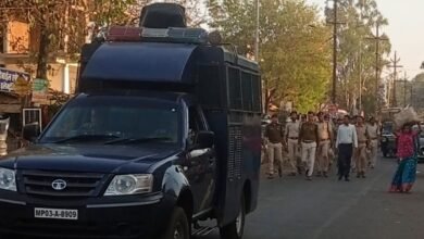 Photo of आगामी त्यौहारों को लेकर पुलिस अलर्ट, सुरक्षा व्यवस्था पुख्ता करने के लिए निकाला गया फ्लैग मार्च