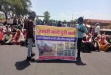 Photo of कुटेली दादर के ग्रामीणों ने किया NH-45 पर चक्का जाम, सड़क की बदहाली से फूटा गुस्सा