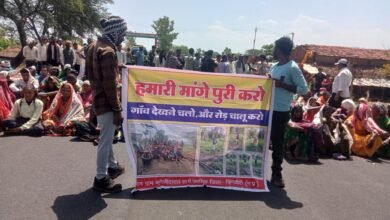Photo of कुटेली दादर के ग्रामीणों ने किया NH-45 पर चक्का जाम, सड़क की बदहाली से फूटा गुस्सा