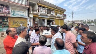 Photo of मुख्यालय में सड़क जाम- sdm की समझाइश और cmo को निर्देश के बाद माने नाराज लोग