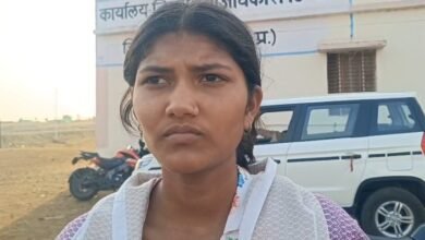 Photo of 12वीं बोर्ड परीक्षा के परिणाम में बढाई छात्रा की परेशानी, अंग्रेजी का पेपर क्यों हुआ रद्द छात्रा हैरान – जवाब देने से बच रहे अधिकारी 