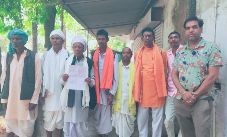 Photo of ईसाई मिशनरिया कर रही है भोले भाले आदिवासियों का धर्मांतरण – कमको मोहनिया पंचायत के दिवारी गांव से दर्जनों की संख्या में पहुंचे आदिवासियों ने की कलेक्टर,sp से लिखित शिकायत