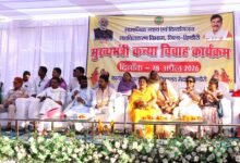 Photo of उत्कृष्ट विद्यालय खेल मैदान डिंडौरी में संपन्न हुआ सामूहिक विवाह समारोह – 200 वर वधु परिणय सूत्र से बंधे