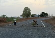 Photo of एनएच पीडब्ल्यूडी की लापरवाही: सड़क सुरक्षा के लिए स्वयं सड़क पर उतरे एसडीएम