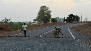 Photo of एनएच पीडब्ल्यूडी की लापरवाही: सड़क सुरक्षा के लिए स्वयं सड़क पर उतरे एसडीएम