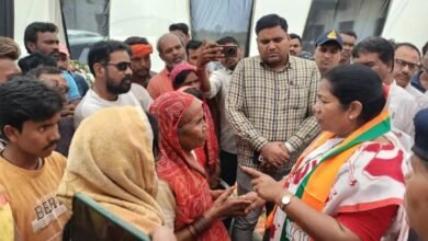 Photo of पेयजल को लेकर बवाल – देवरा के ग्रामीणों ने किया सड़क जाम, पानी दो पानी दो के नारे – ठेकेदार पर ग्रामीणो ने लगाए अभद्रता करने के आरोप