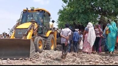 Photo of मलबे में दबने से हुई महिला की मौत- अवैध छुही खदान धसकने से हुआ हादसा- रेस्क्यू आपरेशन जारी