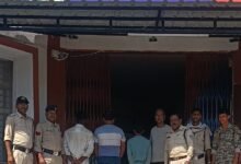 Photo of थाना शाहपुर पुलिस की बड़ी कार्रवाई : 1.75 लाख रुपये से अधिक की अंग्रेजी शराब एवं वाहन जप्त, तीन आरोपी गिरफ्तार
