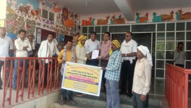 Photo of डिंडौरी से भोपाल तक हलचल, पेसा मोबिलाइज़रों की सेवा समाप्ति पर उग्र आंदोलन