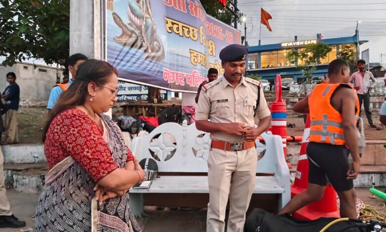 Photo of मानसून पूर्व बाढ़ आपदा तैयारियों का कलेक्टर ने किया निरीक्षण, नर्मदा डेम घाट पर हुआ मॉक ड्रिल प्रदर्शन