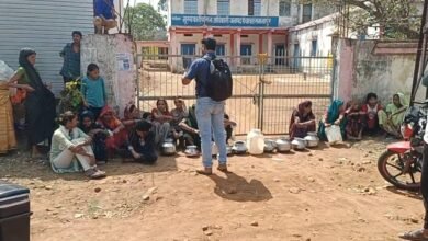 Photo of समनापुर में जल संकट, ग्रामीणों ने बंद किया जनपद गेटः नल कनेक्शन की मांग पर धरने पर बैठे ग्रामीण; अधिकारी बोले-पाइपलाइन का काम जारी