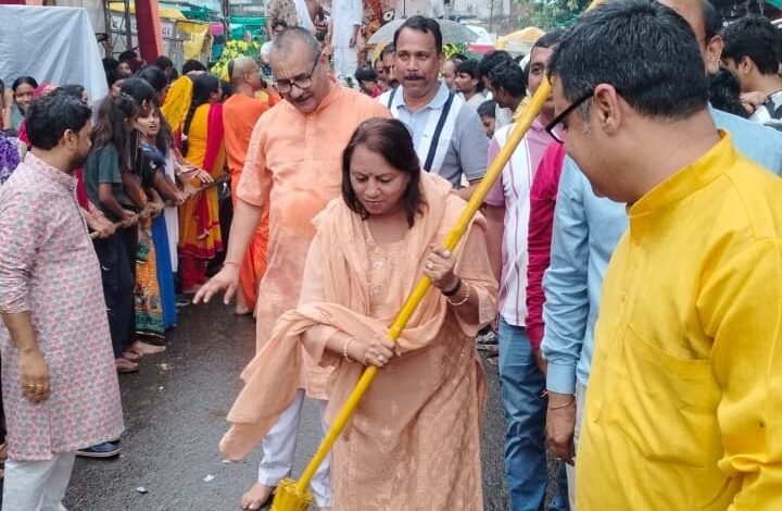 Photo of नगर में श्रद्धा और उल्लास के साथ निकली भगवान श्री जगन्नाथ की भव्य रथयात्रा – कलेक्टर श्रीमती अंजू पवन भदौरिया ने की खुशहाली की कामना, नगरवासियों ने पुष्पवर्षा कर किया स्वागत