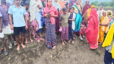 Photo of बरछा गांव के तालाब में दर्दनाक हादसा: नहाने गई दो महिलाएं डूबीं, एक की मौत, दूसरी की युवक ने बचाई जान
