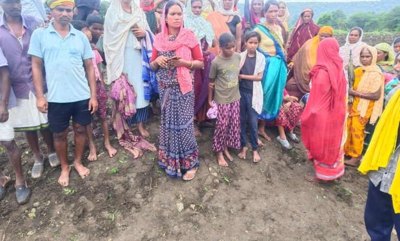 Photo of बरछा गांव के तालाब में दर्दनाक हादसा: नहाने गई दो महिलाएं डूबीं, एक की मौत, दूसरी की युवक ने बचाई जान