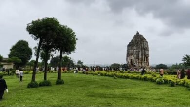 Photo of कुकर्रामठ ऋणमुक्तेश्वर धाम में ‘हर-हर महादेव’ की गूँज स्वामिभक्त श्वान की अनोखी गाथा आज भी जीवंत – सावन के पहले सोमवार ऋणमुक्तेश्वर धाम में उमड़ी श्रद्धालुओं की भीड़