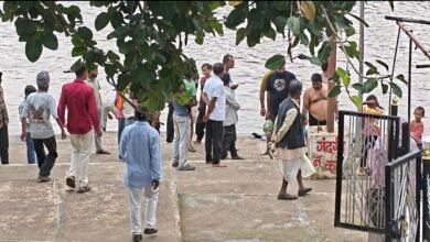 Photo of पारिवारिक कलह से परेशान महिला ने लगाई नर्मदा में छलांग – युवकों ने बचाई जान 