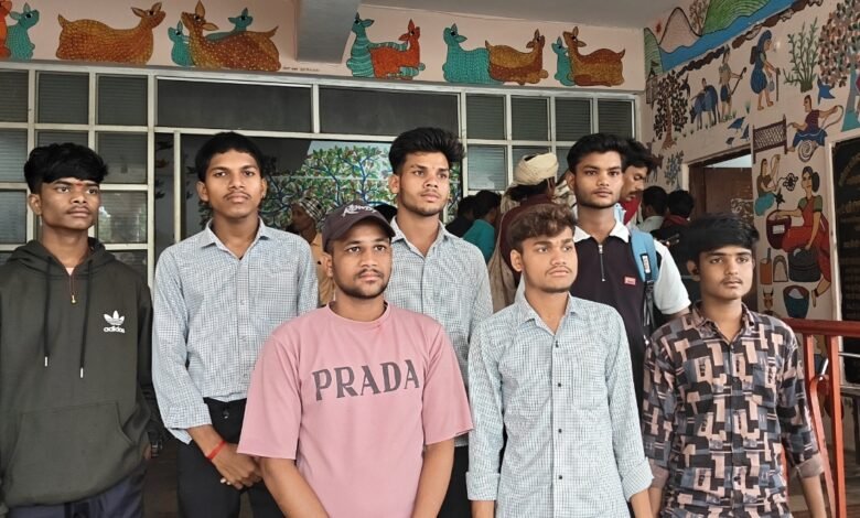 Photo of अनुसूचित जाति छात्रावास में बुनियादी सुविधाओं की भारी कमी, छात्रों ने जनसुनवाई में सौंपा आवेदन