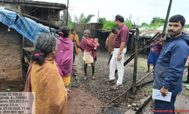 Photo of वन ग्राम बीतल बहरा पहुंचे एसडीएम रामबाबू देवांगन, ग्रामीणों से किया सीधा संवाद- पेयजल, सड़क, राशन, स्कूल व आंगनवाड़ी की समस्याएं सुनीं, अधिकारियों को निराकरण के दिए निर्देश