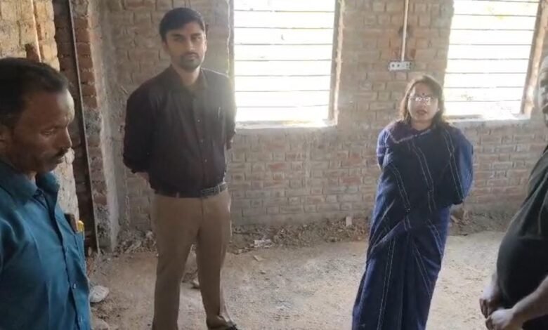 Photo of पंचायत भवन अधूरा, पूरी राशि आहरित! गणेशपुर में निर्माण कार्य की स्थिति देख कलेक्टर ने जताई नाराजगी-   लगभग 38 लाख रुपये की लागत से बनना था पंचायत भवन, सचिव के निलंबन और सरपंच से राशि वसूली के निर्देश