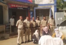 Photo of प्रेस लिखी कार से अवैध शराब परिवहन का आरोप, डिंडौरी में तीन गिरफ्तार- पत्रकारिता की पहचान के कथित दुरुपयोग पर नाराजगी